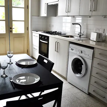 Chris House نيقوسيا